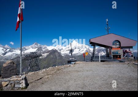 Blick auf die Gipfelstation Rothorn mit den Gondeln, die Besucher von Blauherd zum Gipfel des Rothorns bringen. Stockfoto