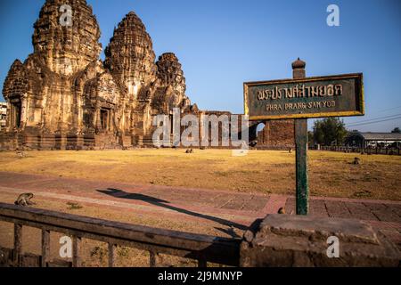 Pra Prang Sam Yod oder Phra Prang Sam Yot ruinieren Tempel mit Affen, in Lopburi, Thailand Stockfoto