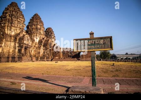 Pra Prang Sam Yod oder Phra Prang Sam Yot ruinieren Tempel mit Affen, in Lopburi, Thailand Stockfoto