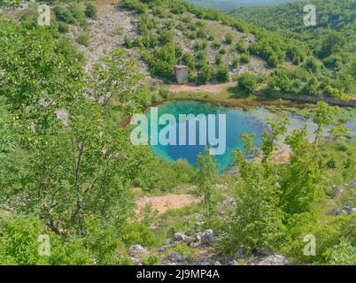 Quelle des Flusses Cetina bei Sinj in Kroatien Stockfoto