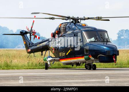 Hubschrauber der deutschen Marine Westland Sea Lynx auf der Taxistrecke des Volkel Air Base. Niederlande - 14. Juni 2013 Stockfoto