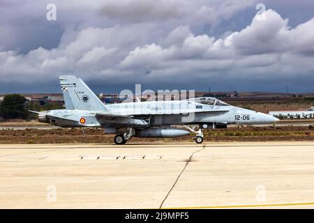 Die spanische Luftwaffe F-18 Hornet rollt vor dem Start vom Luftwaffenstützpunkt Torrejon. Spanien - 11. Oktober 2014 Stockfoto