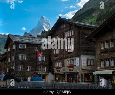 Traditionelle Chalet-Hotels und Resorts aus Holz in der Nähe des Flusses Matter Vispa im Zentrum von Zermatt, Schweiz. Stockfoto