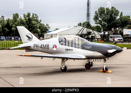 BlackShape Prime Ultraleichtes Flugzeug auf dem Asphalt des Flugplatzes Leeuwarden. Niederlande - 10. Juni 2016 Stockfoto