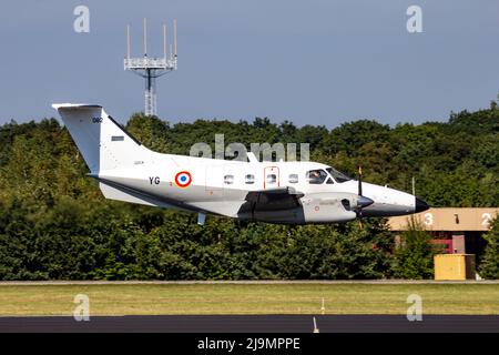 Embraer EMB-121 Xingu-Flugzeug der französischen Luftwaffe, das eine Tiefpassung über dem Gilze-Rijen Air Base macht. 7. September 2016 Stockfoto