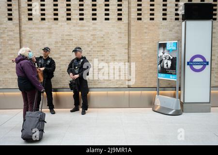 Bewaffnete Polizisten sorgen am Tag der endgültigen Eröffnung der Elizabeth Line der Hauptstadt, am 24.. Mai 2022, in London, England, für zusätzliche Sicherheit auf der Paddington Station. Die Elizabeth Line ist Londons neuestes unterirdisches Eisenbahnsystem, das zwischen Paddington und Abbey Wood verkehrt, aber seit dreieinhalb Jahren umstritten ist und 4bn £zu viel Geld kostet. Stockfoto