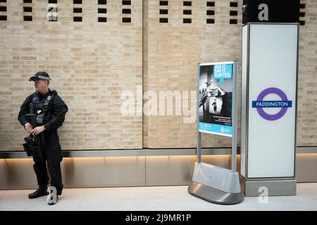 Bewaffnete Polizisten sorgen am Tag der endgültigen Eröffnung der Elizabeth Line der Hauptstadt, am 24.. Mai 2022, in London, England, für zusätzliche Sicherheit auf der Paddington Station. Die Elizabeth Line ist Londons neuestes unterirdisches Eisenbahnsystem, das zwischen Paddington und Abbey Wood verkehrt, aber seit dreieinhalb Jahren umstritten ist und 4bn £zu viel Geld kostet. Stockfoto