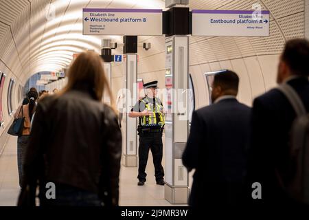 Die britischen Verkehrspolizisten halten an dem Tag, an dem die Elizabeth Line der Hauptstadt am 24.. Mai 2022 in London, England, eröffnet wird, an der Paddington Station fest. Die Elizabeth Line ist Londons neuestes unterirdisches Eisenbahnsystem, das zwischen Paddington und Abbey Wood verkehrt, aber seit dreieinhalb Jahren umstritten ist und 4bn £zu viel Geld kostet. Stockfoto