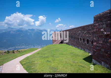 Blick auf die Santa Maria degli Angeli Kapelle, entworfen von Mario Botta, auf dem Gipfel des Monte Tamaro, Schweiz Stockfoto