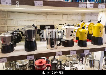 Kaffeekannen und Kaffeemaschinen im Bialetti Store in Catania, Sizilien. Italien. (129) Stockfoto