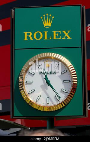 Barcelona, Spanien. 22.. Mai 2022. 22.. Mai 2022, Circuit de Catalunya, Barcelona, F1 Aramco Grand Prix von Spanien 2022, auf dem Bild die Logos der Formel-1-Teams: Übergroße Rolex-Uhr im Fahrerlager Credit: dpa/Alamy Live News Stockfoto