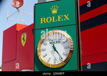 Barcelona, Spanien. 22.. Mai 2022. 22.. Mai 2022, Circuit de Catalunya, Barcelona, F1 Aramco Grand Prix von Spanien 2022, auf dem Bild die Logos der Formel-1-Teams: Übergroße Rolex-Uhr im Fahrerlager Credit: dpa/Alamy Live News Stockfoto