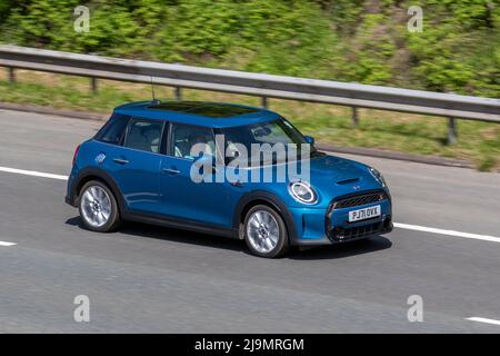 2021 blau Mini Cooper S Exclusive Auto 178 Steptronic Auto Start Stop Benziner 4dr Hatchback 1998cc Stockfoto