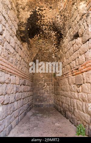 Torbögen / Torbögen / Torbögen / Torbögen unter den erhöhten Sitzplätzen des Odeon-Auditorientheaters am Römischen Theater von Catania (Teatro Romano di Catania), Catania, Sizilien, Italien. (129) Stockfoto