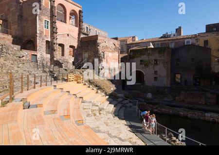 Ansicht der Freiluftbestuhlung des (größeren von 2 am Standort) halbrunden römischen Theaters von Catania (Teatro Romano di Catania), Catania, Sizilien, Italien. (129) Stockfoto