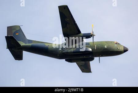 Transall C-160 Frachtflugzeug der deutschen Luftwaffe im Flug über den Flughafen Berlin-Schönefeld. Deutschland - 27. April 2018. Stockfoto