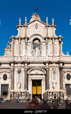 Fassade der Kathedrale von Catania (italienisch: Duomo di Catania; Cattedrale di Sant'Agata), die dem Heiligen Agatha gewidmet ist. Basilika Cattedrale di Sant'Agata Cattedrale di Sant'Agata. Catania, Sizilien. Italien. (129) Stockfoto