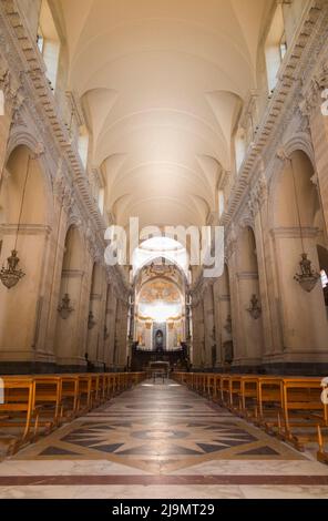 Blick auf den Altar, Deckenkuppel, geschmückte halbrunde Apsis am Ende der Kirche, & Kuppel über dem Altar der Kathedrale von Catania (italienisch: Duomo di Catania; Cattedrale di Sant'Agata), die dem Heiligen Agatha gewidmet ist. Basilika Cattedrale di Sant'Agata Cattedrale di Sant'Agata. Catania, Sizilien. Italien. (129) Stockfoto