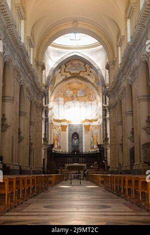 Blick auf den Altar, Deckenkuppel, geschmückte halbrunde Apsis am Ende der Kirche, & Kuppel über dem Altar der Kathedrale von Catania (italienisch: Duomo di Catania; Cattedrale di Sant'Agata), die dem Heiligen Agatha gewidmet ist. Basilika Cattedrale di Sant'Agata Cattedrale di Sant'Agata. Catania, Sizilien. Italien. (129) Stockfoto