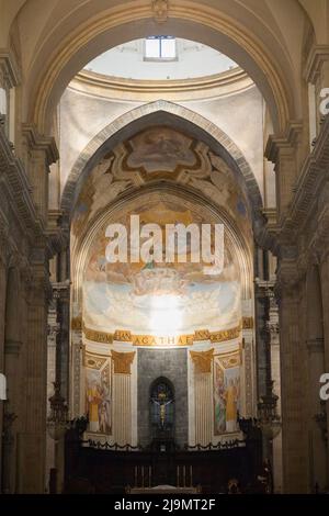 Blick auf den Altar, Deckenkuppel, geschmückte halbrunde Apsis am Ende der Kirche, & Kuppel über dem Altar der Kathedrale von Catania (italienisch: Duomo di Catania; Cattedrale di Sant'Agata), die dem Heiligen Agatha gewidmet ist. Basilika Cattedrale di Sant'Agata Cattedrale di Sant'Agata. Catania, Sizilien. Italien. (129) Stockfoto