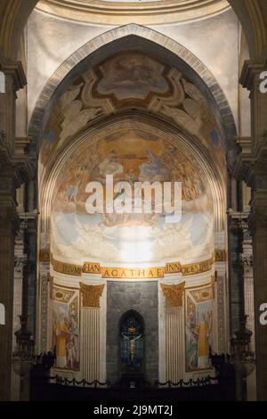 Blick auf den Altar, Deckenkuppel, geschmückte halbrunde Apsis am Ende der Kirche, & Kuppel über dem Altar der Kathedrale von Catania (italienisch: Duomo di Catania; Cattedrale di Sant'Agata), die dem Heiligen Agatha gewidmet ist. Basilika Cattedrale di Sant'Agata Cattedrale di Sant'Agata. Catania, Sizilien. Italien. (129) Stockfoto