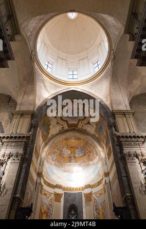 Blick auf den Altar, Deckenkuppel, geschmückte halbrunde Apsis am Ende der Kirche, & Kuppel über dem Altar der Kathedrale von Catania (italienisch: Duomo di Catania; Cattedrale di Sant'Agata), die dem Heiligen Agatha gewidmet ist. Basilika Cattedrale di Sant'Agata Cattedrale di Sant'Agata. Catania, Sizilien. Italien. (129) Stockfoto