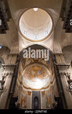 Blick auf den Altar, Deckenkuppel, geschmückte halbrunde Apsis am Ende der Kirche, & Kuppel über dem Altar der Kathedrale von Catania (italienisch: Duomo di Catania; Cattedrale di Sant'Agata), die dem Heiligen Agatha gewidmet ist. Basilika Cattedrale di Sant'Agata Cattedrale di Sant'Agata. Catania, Sizilien. Italien. (129) Stockfoto