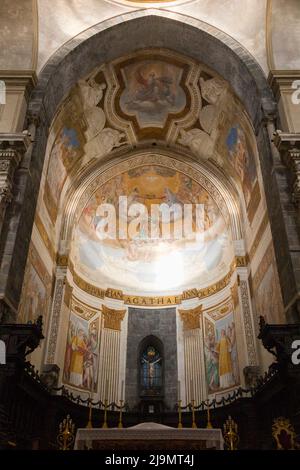 Blick auf den Altar, Deckenkuppel, geschmückte halbrunde Apsis am Ende der Kirche, & Kuppel über dem Altar der Kathedrale von Catania (italienisch: Duomo di Catania; Cattedrale di Sant'Agata), die dem Heiligen Agatha gewidmet ist. Basilika Cattedrale di Sant'Agata Cattedrale di Sant'Agata. Catania, Sizilien. Italien. (129) Stockfoto