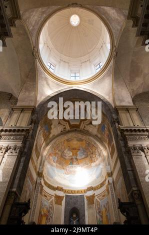 Blick auf den Altar, Deckenkuppel, geschmückte halbrunde Apsis am Ende der Kirche, & Kuppel über dem Altar der Kathedrale von Catania (italienisch: Duomo di Catania; Cattedrale di Sant'Agata), die dem Heiligen Agatha gewidmet ist. Basilika Cattedrale di Sant'Agata Cattedrale di Sant'Agata. Catania, Sizilien. Italien. (129) Stockfoto