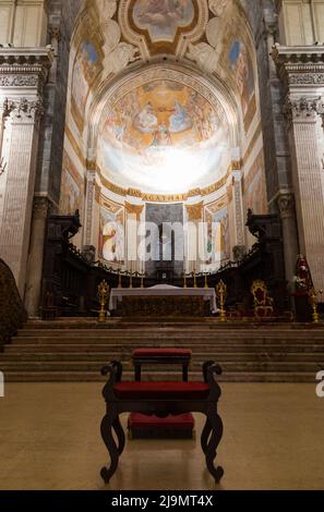 Blick auf den Altar, Deckenkuppel, geschmückte halbrunde Apsis am Ende der Kirche, & Kuppel über dem Altar der Kathedrale von Catania (italienisch: Duomo di Catania; Cattedrale di Sant'Agata), die dem Heiligen Agatha gewidmet ist. Basilika Cattedrale di Sant'Agata Cattedrale di Sant'Agata. Catania, Sizilien. Italien. (129) Stockfoto