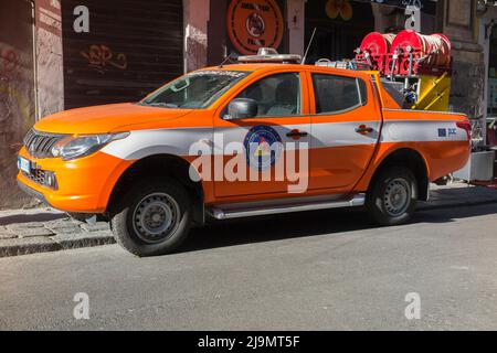 Katastrophenschutz-Notfahrzeug mit Schlauch, Pickup/Pick-up-LKW als kleines Feuerwehrgerät/Feuerwehrauto in den engen Gassen und Straßen von Catania, Sizilien, Italien (129) Stockfoto