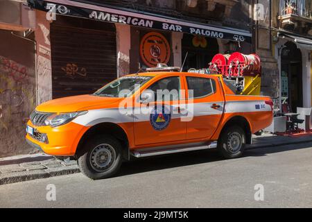 Katastrophenschutz-Notfahrzeug mit Schlauch, Pickup/Pick-up-LKW als kleines Feuerwehrgerät/Feuerwehrauto in den engen Gassen und Straßen von Catania, Sizilien, Italien (129) Stockfoto