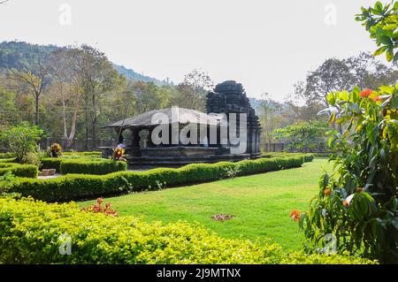 Einzigartige Basalt Mahadeva Tempel, Tambdi Surla ist ein 12.-Jahrhundert Shaivite Tempel zu Lord Shiva in Goa, Indien gewidmet Stockfoto