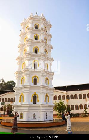 Hohes weißes Gebäude auf dem Gelände des Mangueshi-Tempels in Ponda, Goa, Indien Stockfoto