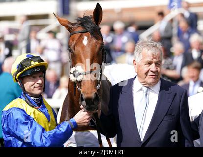 Datei-Foto vom 12-05-2022 von Desert Crown und Jockey Richard Kingscote nach dem Gewinn des Al Basti Equiworld Dubai Dante Stakes zusammen mit Trainer Sir Michael Stoute am zweiten Tag des Dante Festival 2022 auf der Pferderennbahn in York. Sir Michael Stoute besteht darauf, dass Cazoo Derby-Favorit Desert Crown keine große Verbesserung von seinem Dante-Erfolg finden muss, um den Epsom Classic zu gewinnen. Ausgabedatum: Dienstag, 24. Mai 2022. Stockfoto