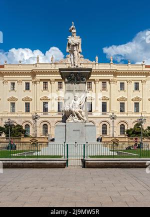 Palazzo della Provincia und Statue von König Vittorio Emanuele II, Piazza Italia, Sassari, Sardinien, Italien Stockfoto