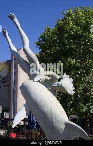 Mädchen und Delphin Statue Tower Bridge London Stockfoto