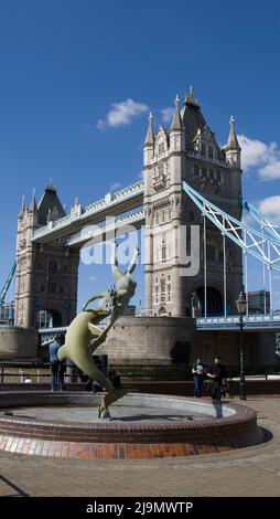 Mädchen und Delphin Statue Tower Bridge London Stockfoto