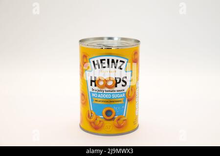 Irvine, Schottland, Großbritannien - 18. Mai 2022: Heinz Markendose aus Reifen in Tomatensauce in recycelbarer Blechdose und Papieretikett. Stockfoto