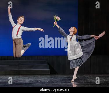 London, Großbritannien. 24.. Mai 2022. Annelise Wainwright-Jones (Anne) mit Fyte Skinner in einer Szene mit Sprüngen. Das London Children's Ballet präsentiert ein brandneues narratives Ballett der beliebten kanadischen Geschichte Anne of Green Gables im Sadler's Wells Pfau Theater. Es erzählt die Geschichte einer lebendigen, phantasievollen 11-jährigen Waise, die auf Kanadas Prinz Edward Island lebt, mit einer Besetzung von 48 jungen Tänzern im Alter von 9 - 16 Jahren. Kredit: Imageplotter/Alamy Live Nachrichten Stockfoto