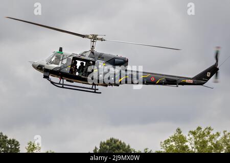 Der Hubschrauber der italienischen Luftwaffe Agusta-Bell 212 Twin Huey fliegt vom Luftwaffenstützpunkt Mont-de-Marshan. Frankreich - 17. Mai 2019 Stockfoto