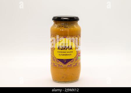 Irvine, Schottland, Großbritannien - 18. Mai 2022: Sainsbury’s Marke Korma Kochsoße in recycelbarem Glas Metalldeckel und Papieretikett. Stockfoto