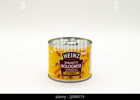 Irvine, Schottland, Großbritannien - 18. Mai 2022: Heinz Marken Spaghetti Bolognese in einer Metalldose mit Klappdeckel und Papieretikett, das recyclebar ist. Stockfoto