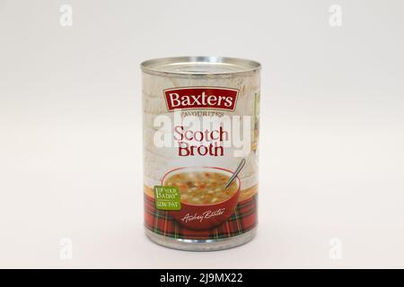 Irvine, Scotland, UK - 18. Mai 2022: Baxters Favourites Schottenbrühe in einer Dose, die zusammen mit dem Papieretikett recyclebar ist Stockfoto