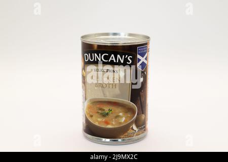 Irvine, Schottland, Großbritannien - 18. Mai 2022: Hühnerbrühsuppe aus der Dose von Duncan für die Marke Aldi und in einer Dose, die zusammen mit dem Papieretikett recyclingfähig ist Stockfoto