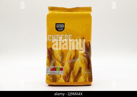 Irvine, Schottland, Großbritannien - 18. Mai 2022: Genießen Sie Bakes Cheese Twists Gebäck der Marke Aldi, das in einer Kunststoffverpackung enthalten ist, die am nicht recyclebar ist Stockfoto