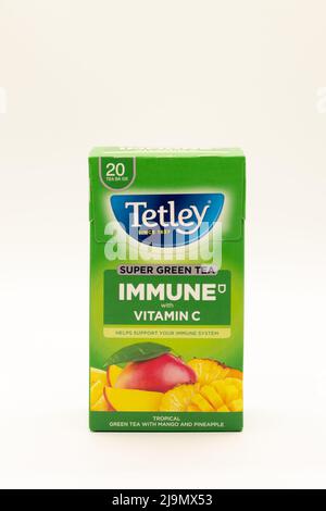 Irvine, Schottland, Großbritannien - 18. Mai 2022: Box mit Tetley-Markentee Super Green mit Vitamin C in recycelbarer Verpackung. Stockfoto