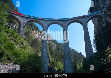 Die berühmte Landwasserviadukt-Kalksteinbrücke in der Nähe der Stadt Filisur im Kanton Graubünden, Schweiz. Stockfoto