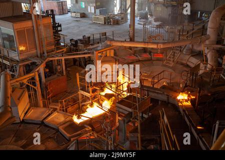 Schmiedekupfer: Geschmolzenes, Brennendes Kupfer Wird Gegossen Stockfoto