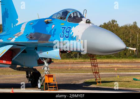 Kampfflugzeug der ukrainischen Luftstreitkräfte Sukhoi Su-27 Flanker auf dem Asphalt der Flugbasis kleine-Brogel. Belgien - 14. September 2019. Stockfoto